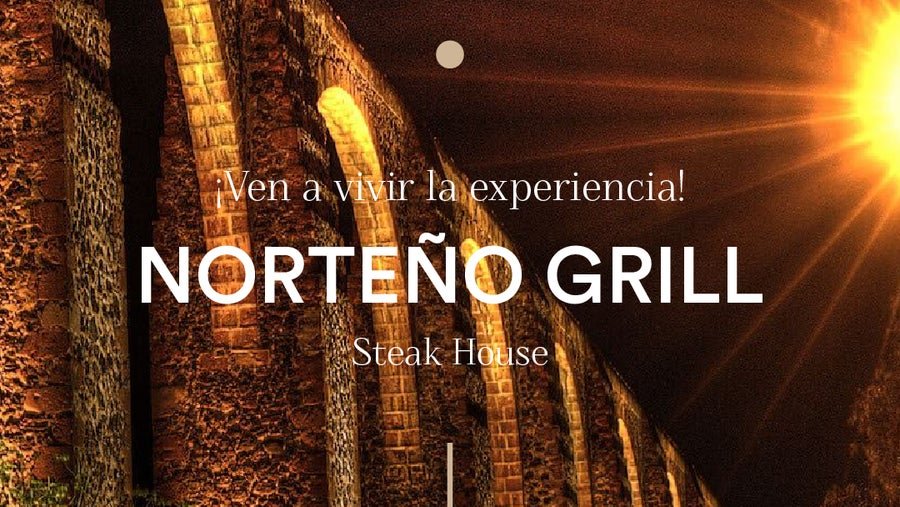 Norteño Grill iluminado junto a los Arcos de Querétaro
